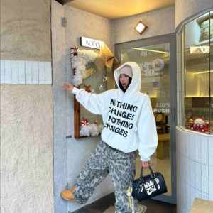 Alternative view of Áo Hoodie Oversize Trắng "Nothing Changes"